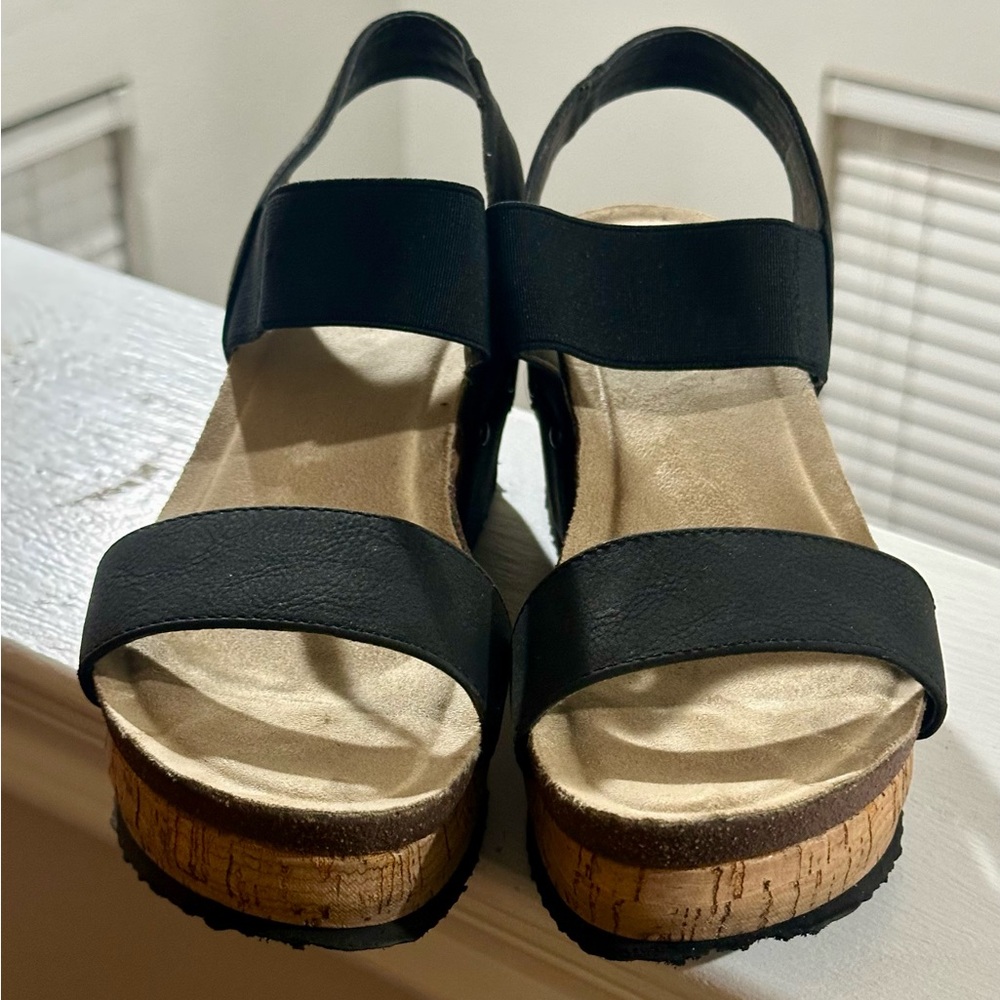 Crown Vintage Black and Tan Wedges